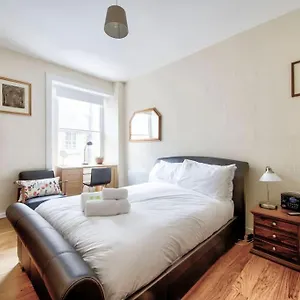 Charm & Character On Historic Rose Street Apartment